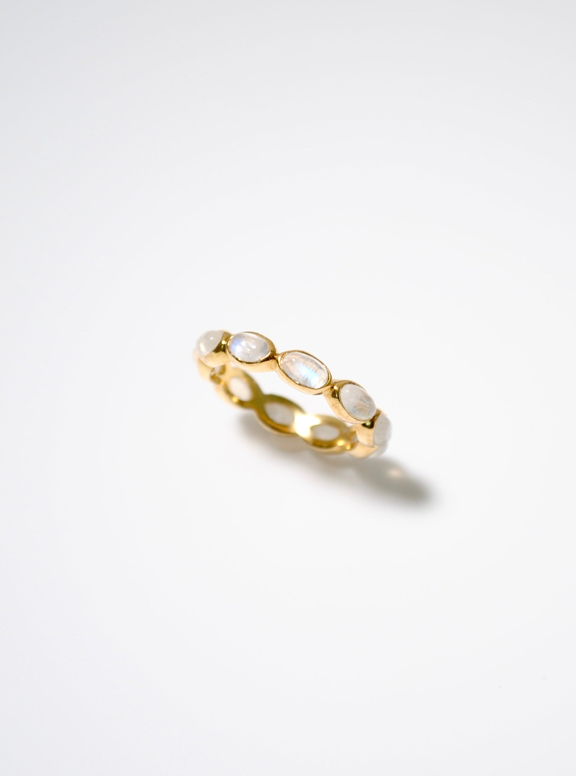 レインボームーンストーン/ gold) oval horizon CAB eternity ring – ödül